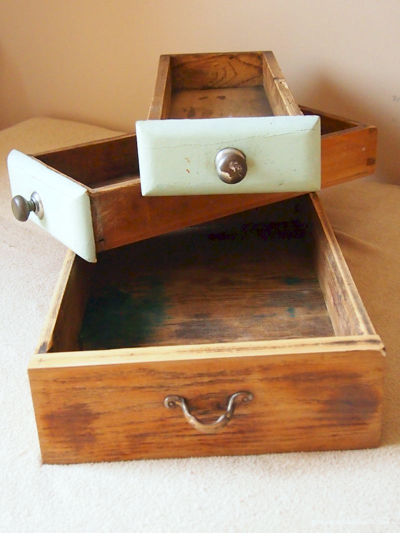 designerskie ekspozytory ze starych szuflad