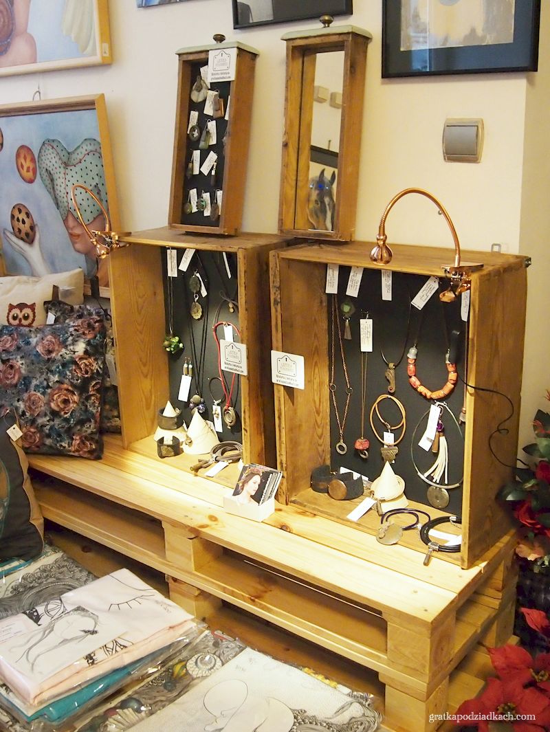 designerskie ekspozytory ze starych szuflad