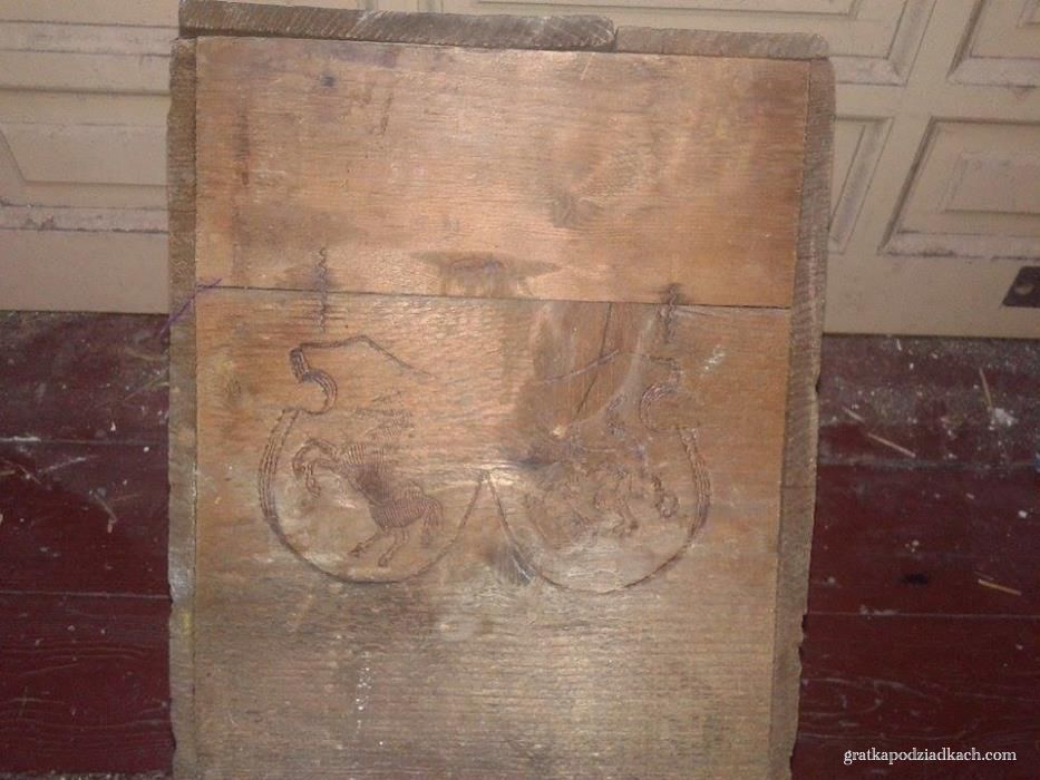 Skrzynka GLYSANTIN przetrwała wojnę na łazarskim strychu u właścicieli sklepu z częściami samochodowymi w przedwojennym Poznaniu.