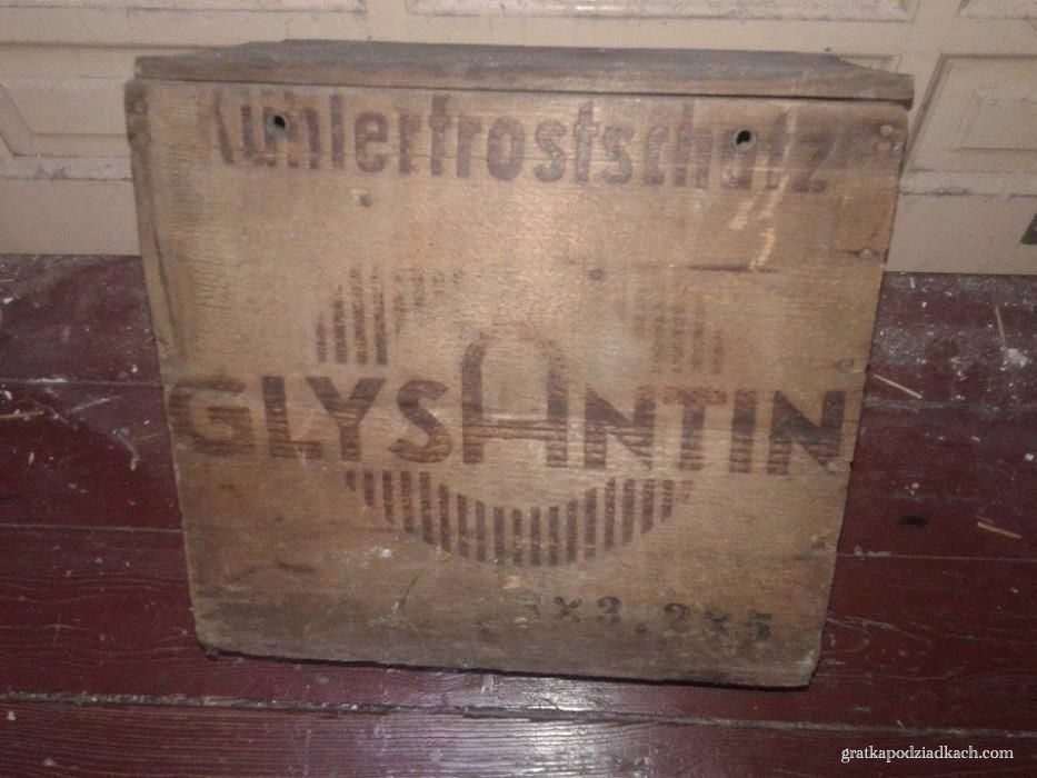 Skrzynka GLYSANTIN przetrwała wojnę na łazarskim strychu u właścicieli sklepu z częściami samochodowymi w przedwojennym Poznaniu.