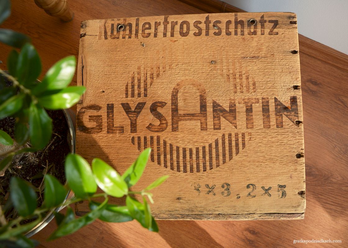 legowisko dla pupila z drewnianej skrzyni